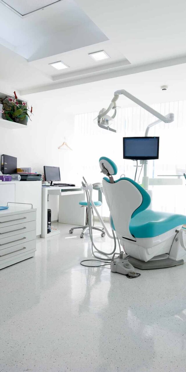https://thedentalstudio.mx/wp-content/uploads/2020/10/dental-clinic-interior-640x1280.jpg